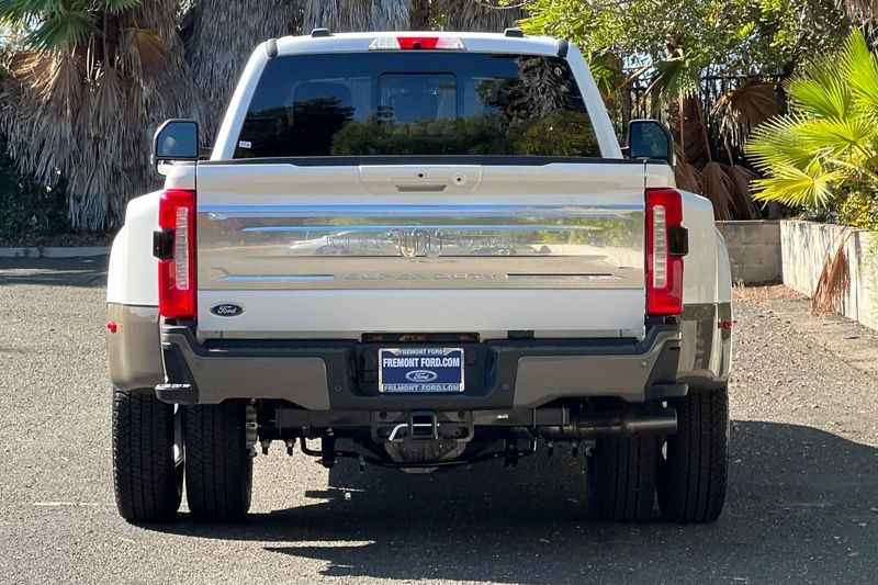Ford F-350SD Vehicle Full-screen Gallery Image 04