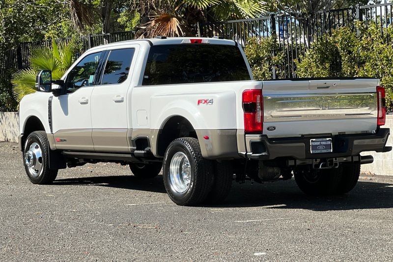 Ford F-350SD Vehicle Full-screen Gallery Image 05