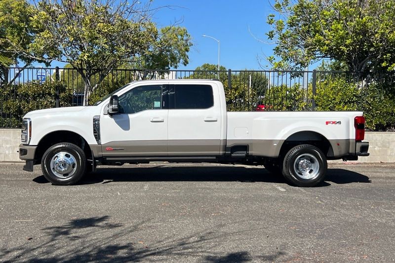 Ford F-350SD Vehicle Full-screen Gallery Image 06