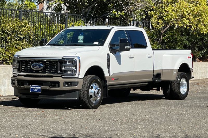 Ford F-350SD Vehicle Full-screen Gallery Image 07