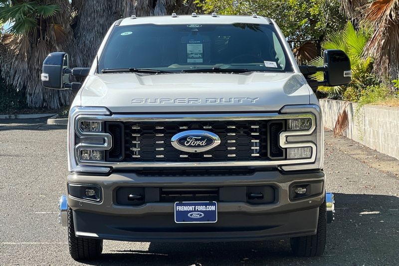 Ford F-350SD Vehicle Full-screen Gallery Image 08