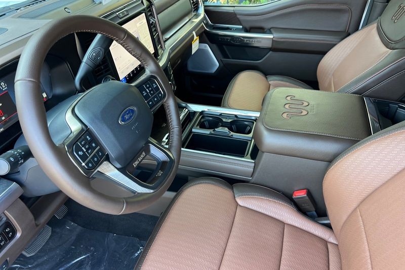 Ford F-350SD Vehicle Full-screen Gallery Image 09