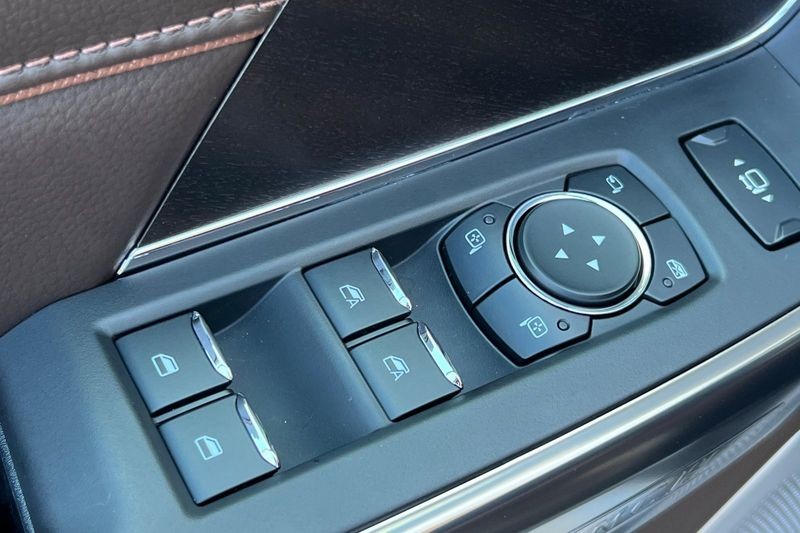 Ford F-350SD Vehicle Full-screen Gallery Image 11