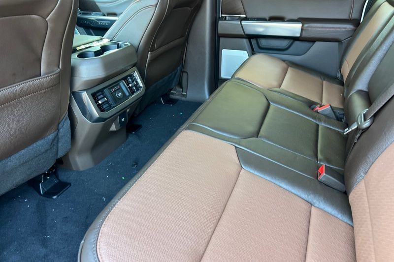 Ford F-350SD Vehicle Full-screen Gallery Image 12