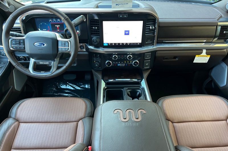 Ford F-350SD Vehicle Full-screen Gallery Image 14