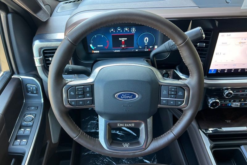 Ford F-350SD Vehicle Full-screen Gallery Image 15