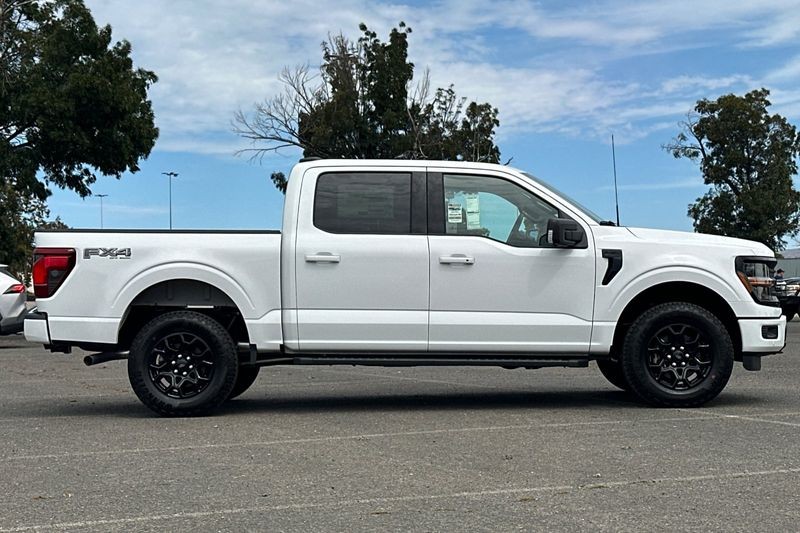 Ford F-150 Vehicle Full-screen Gallery Image 02