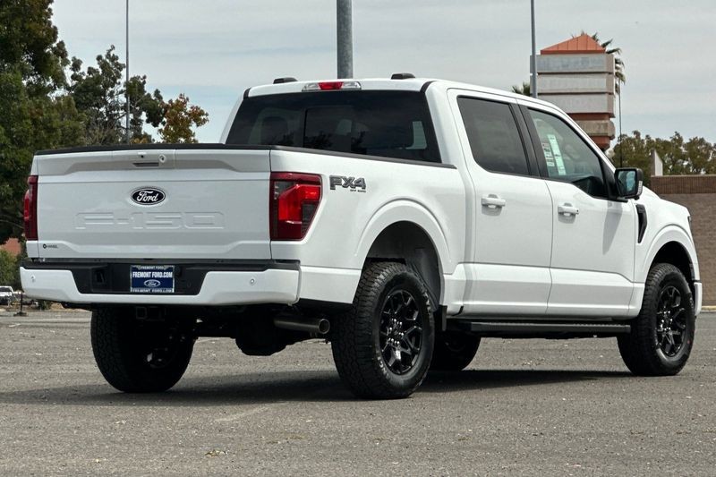 Ford F-150 Vehicle Full-screen Gallery Image 03