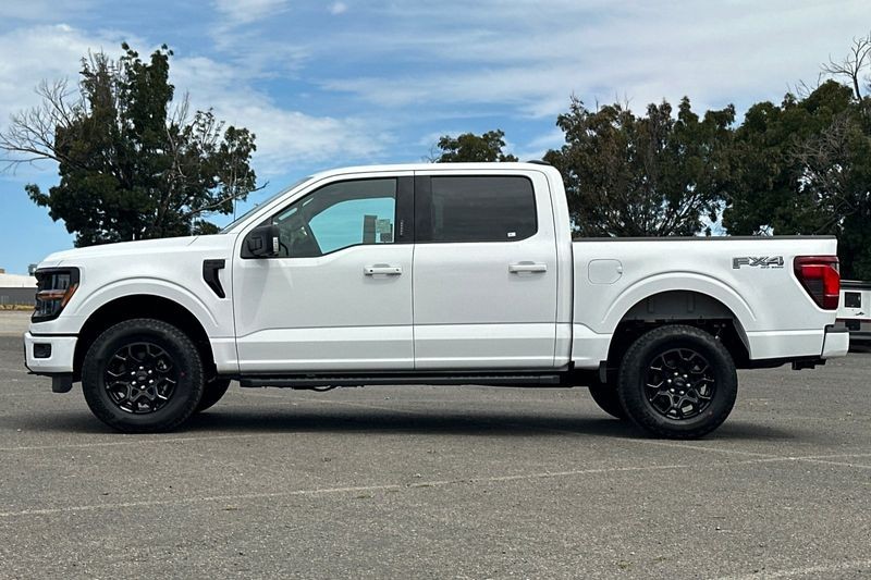 Ford F-150 Vehicle Full-screen Gallery Image 06