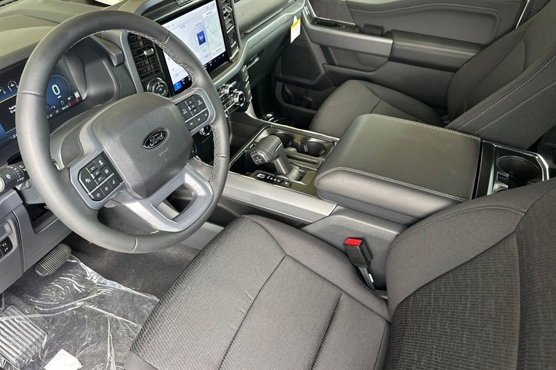 Ford F-150 Vehicle Full-screen Gallery Image 09