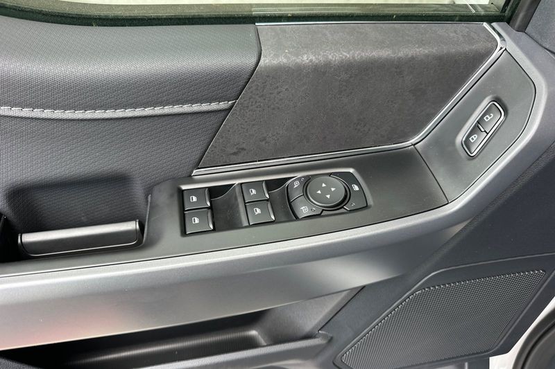 Ford F-150 Vehicle Full-screen Gallery Image 10