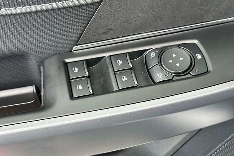Ford F-150 Vehicle Full-screen Gallery Image 11