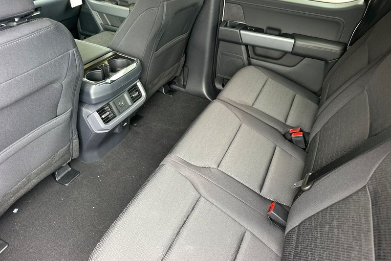 Ford F-150 Vehicle Full-screen Gallery Image 12