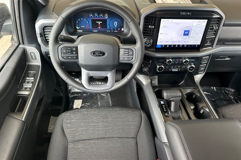 Ford F-150 Vehicle Full-screen Gallery Image 15