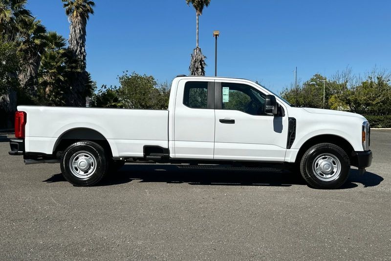 Ford F-250SD Vehicle Full-screen Gallery Image 02