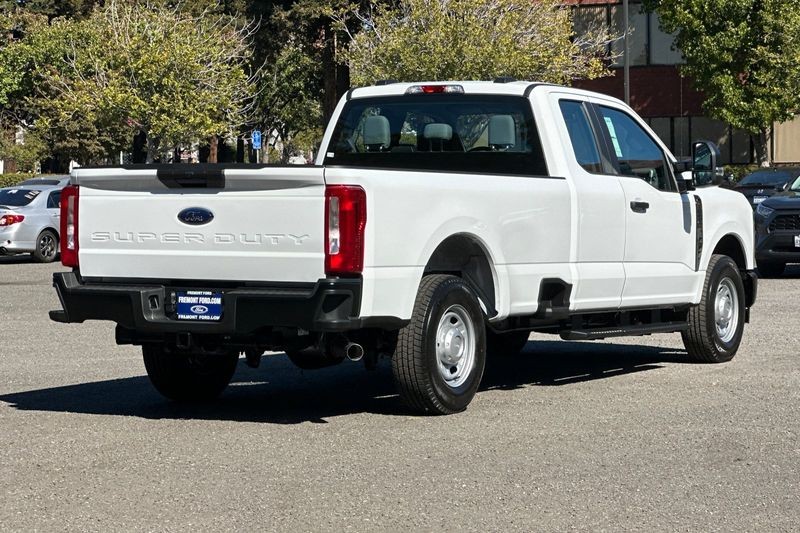 Ford F-250SD Vehicle Full-screen Gallery Image 03