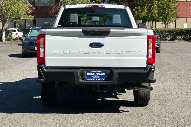 Ford F-250SD Vehicle Full-screen Gallery Image 04