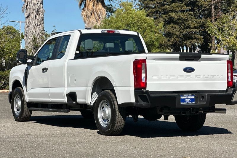 Ford F-250SD Vehicle Full-screen Gallery Image 05