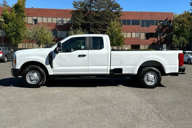 Ford F-250SD Vehicle Full-screen Gallery Image 06