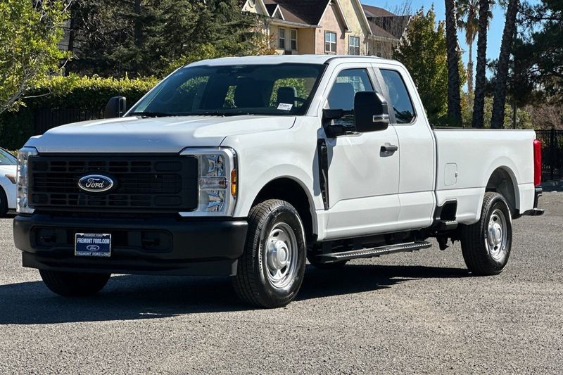 Ford F-250SD Vehicle Full-screen Gallery Image 07