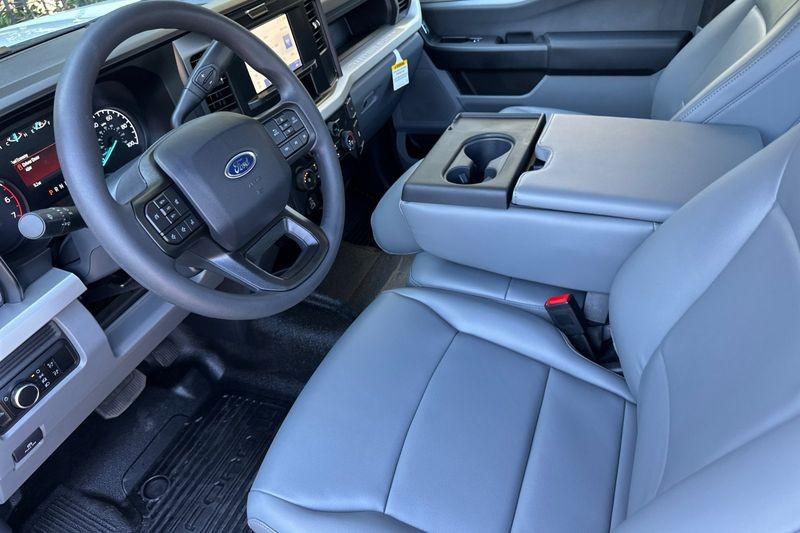 Ford F-250SD Vehicle Full-screen Gallery Image 09
