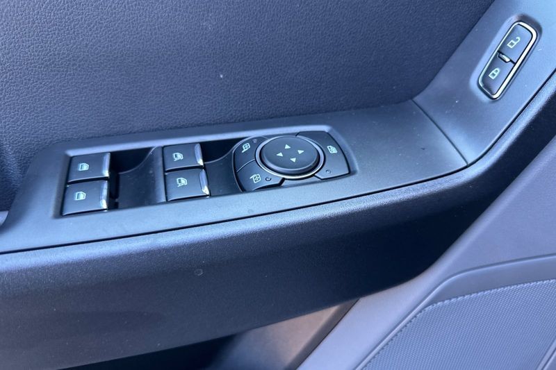 Ford F-250SD Vehicle Full-screen Gallery Image 10
