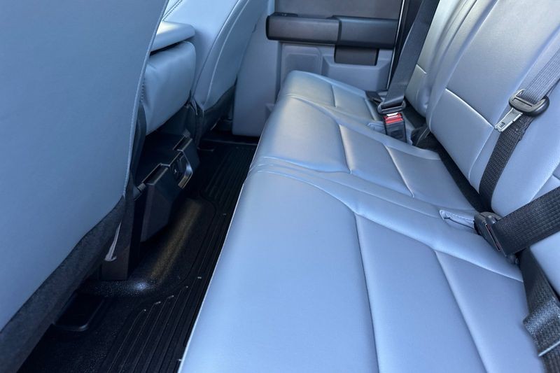Ford F-250SD Vehicle Full-screen Gallery Image 12