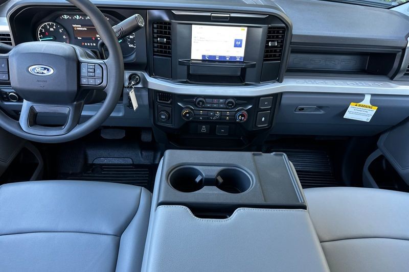 Ford F-250SD Vehicle Full-screen Gallery Image 13