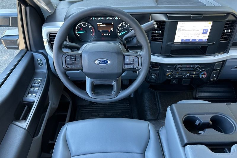 Ford F-250SD Vehicle Full-screen Gallery Image 14