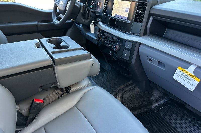 Ford F-250SD Vehicle Full-screen Gallery Image 15