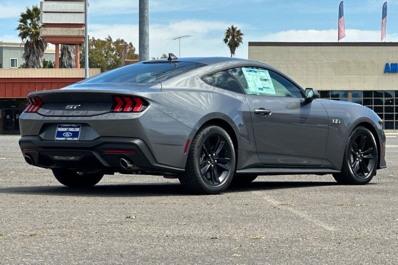 Ford Mustang Vehicle Full-screen Gallery Image 03