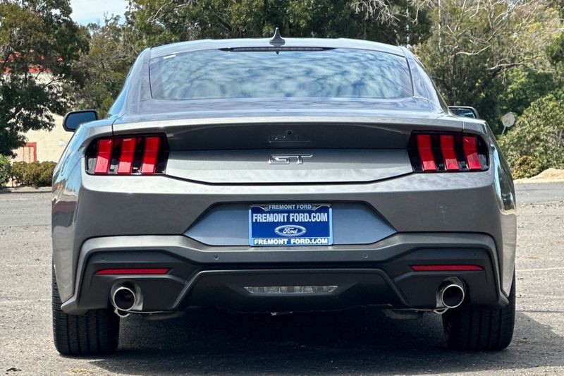 Ford Mustang Vehicle Full-screen Gallery Image 04
