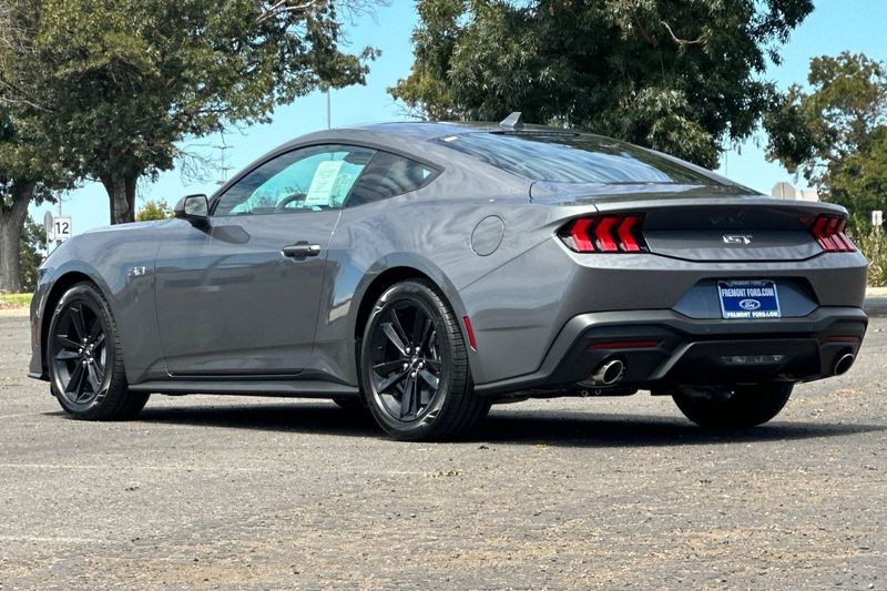 Ford Mustang Vehicle Full-screen Gallery Image 05
