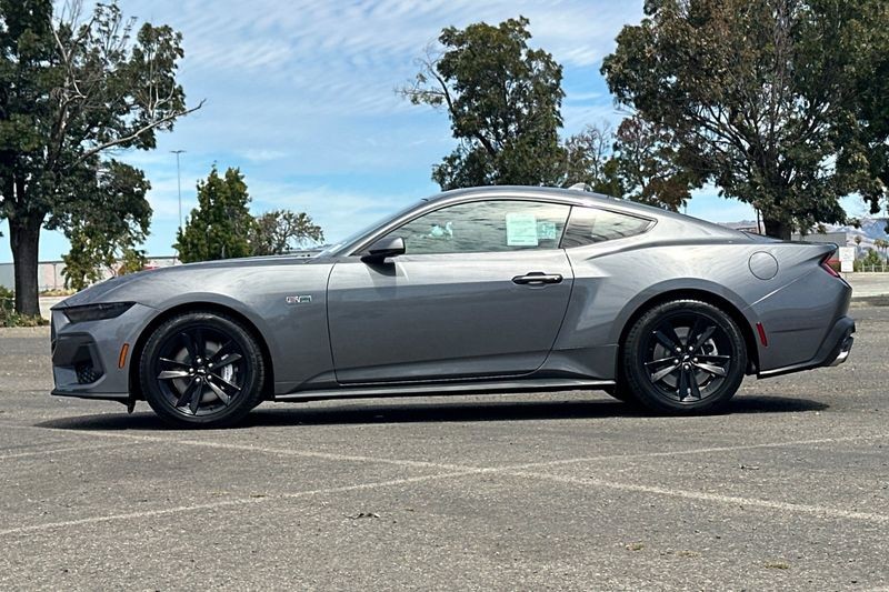 Ford Mustang Vehicle Full-screen Gallery Image 06
