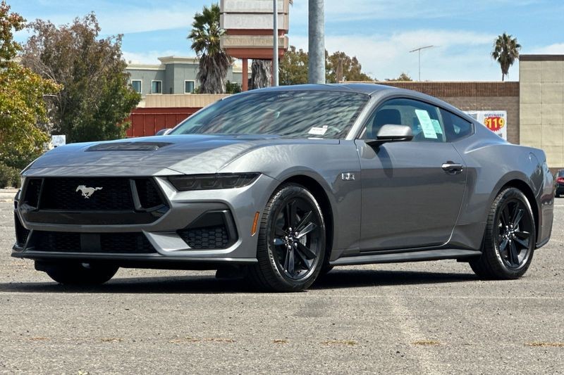 Ford Mustang Vehicle Full-screen Gallery Image 07