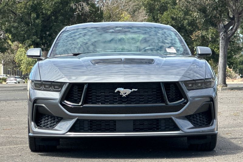 Ford Mustang Vehicle Full-screen Gallery Image 08