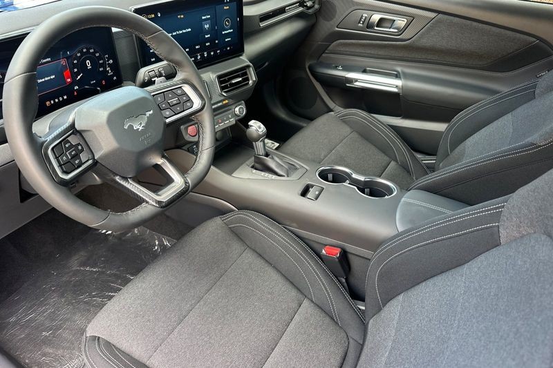 Ford Mustang Vehicle Full-screen Gallery Image 09
