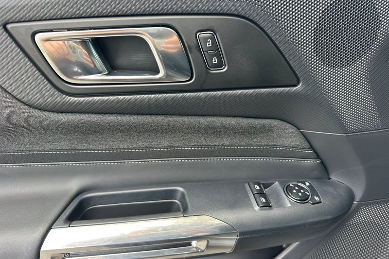 Ford Mustang Vehicle Full-screen Gallery Image 10