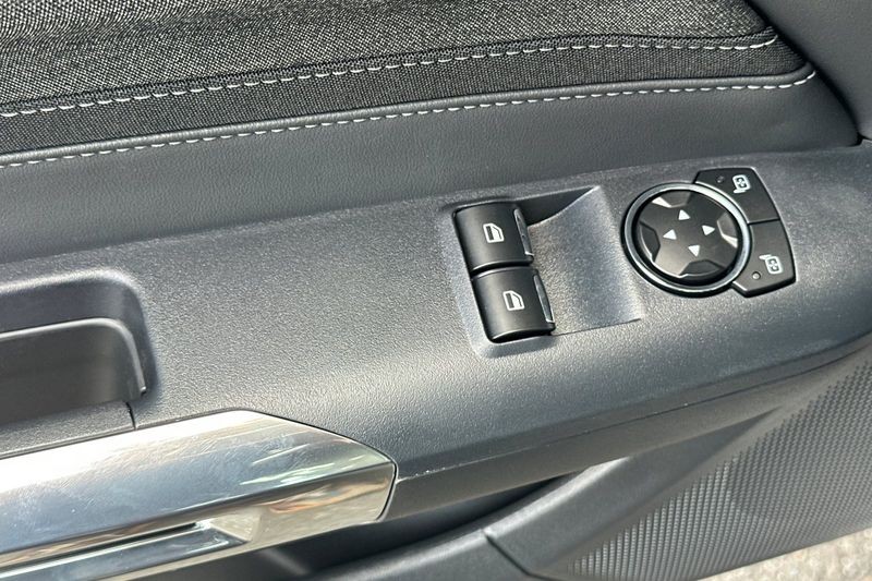 Ford Mustang Vehicle Full-screen Gallery Image 11