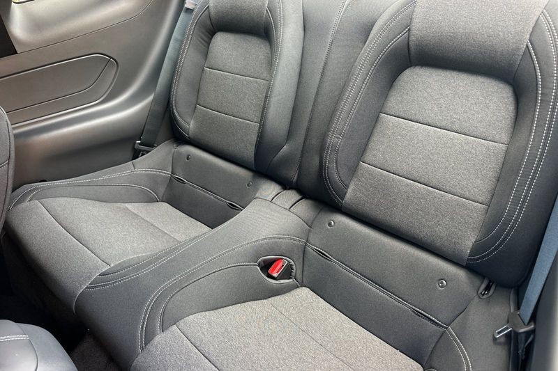 Ford Mustang Vehicle Full-screen Gallery Image 12