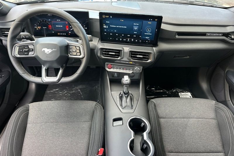 Ford Mustang Vehicle Full-screen Gallery Image 13