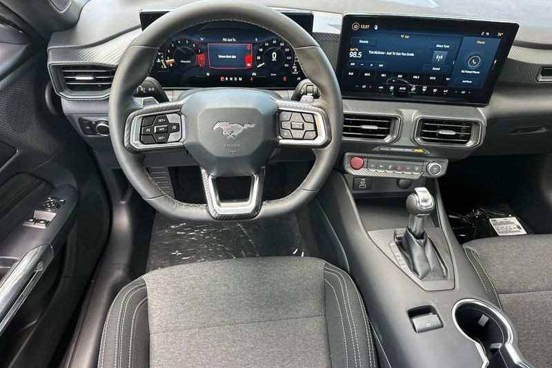 Ford Mustang Vehicle Full-screen Gallery Image 14