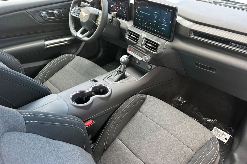 Ford Mustang Vehicle Full-screen Gallery Image 15