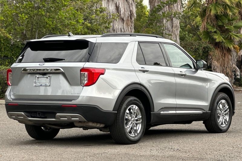 Ford Explorer Vehicle Full-screen Gallery Image 03