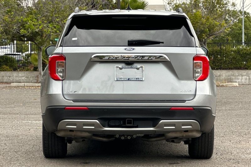 Ford Explorer Vehicle Full-screen Gallery Image 04