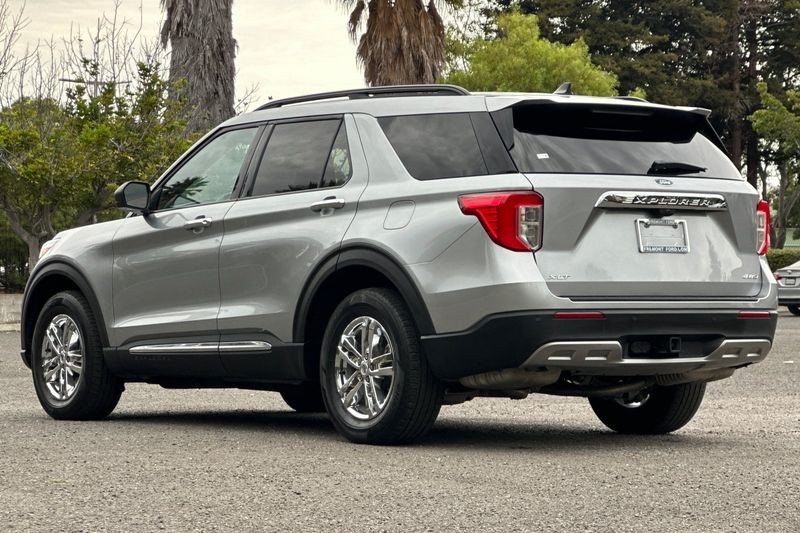 Ford Explorer Vehicle Full-screen Gallery Image 05