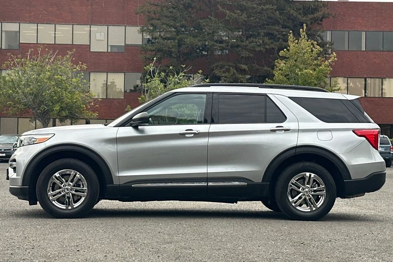Ford Explorer Vehicle Full-screen Gallery Image 07