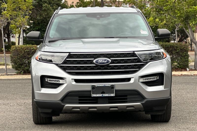 Ford Explorer Vehicle Full-screen Gallery Image 09
