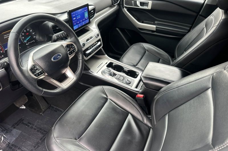 Ford Explorer Vehicle Full-screen Gallery Image 10