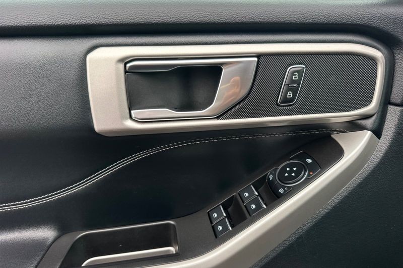 Ford Explorer Vehicle Full-screen Gallery Image 11